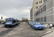 Processo Sorato per crac BpVi, ex ispettore BCE Gatti: “Bankitalia non controllava sempre matrici conti” Auto polizia fuori dal tribunale in attesa sentenza del processo BPVi