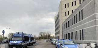 Processo Sorato per crac BpVi, ex ispettore BCE Gatti: “Bankitalia non controllava sempre matrici conti” Auto polizia fuori dal tribunale in attesa sentenza del processo BPVi