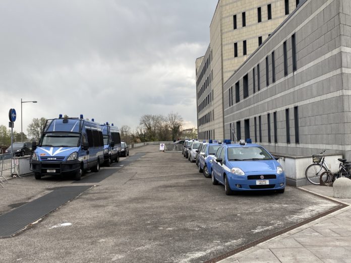 Auto polizia fuori dal tribunale in attesa sentenza del processo BPVi