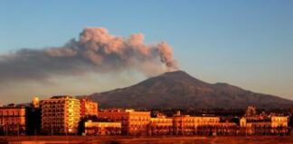 Etna, il vulcano oggi è attivo: cenere da cratere Voragine