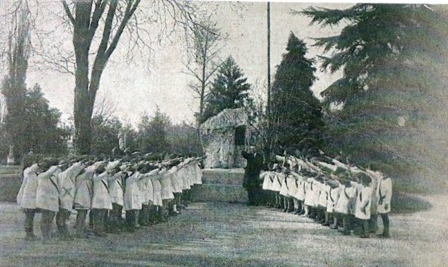Saluto fascista ai Giardini Salvi nel 1930