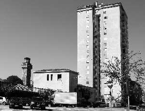 La Torre Everest di viale Milano sovrasta il campanile e il complesso religioso di san Felice