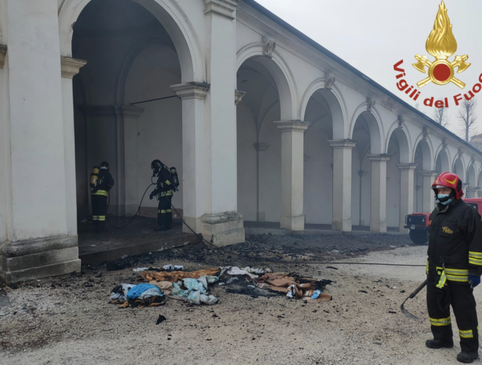 Pompieri a Monte Berico per incendio coperte senzatetto