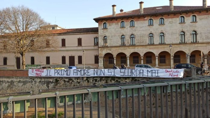 Striscione rimosso 120 anni Lane