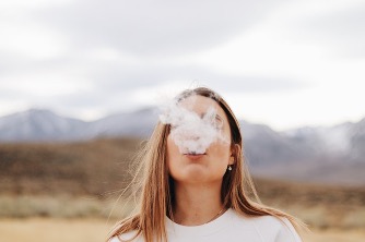 Una donna che fuma no tabacco