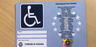 Parcheggiava negli spazi riservati ai disabili usando il permesso di una persona deceduta