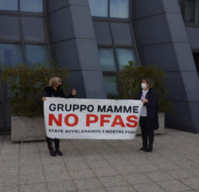 mamme no pfas fuori dal tribunale lunedì 22 marzo