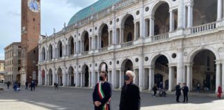 Giornata nazionale per le vittime del Covid, il presidente della provincia Rucco osserva il minuto di silenzio davanti alla bandiera italiana a mezz’asta rucco_e_sorrentino