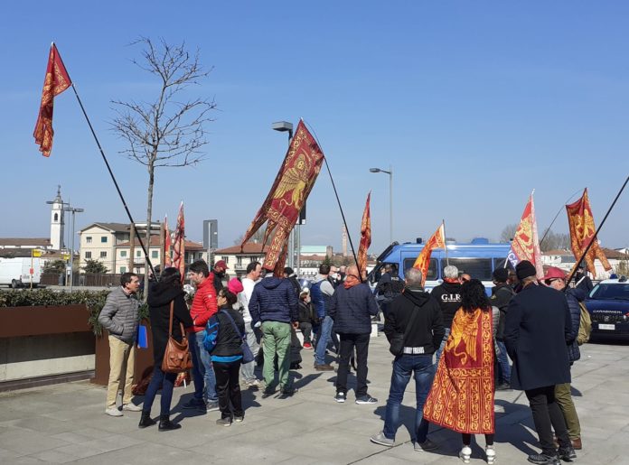 venetisti fuori dal tribunale di Vicenza