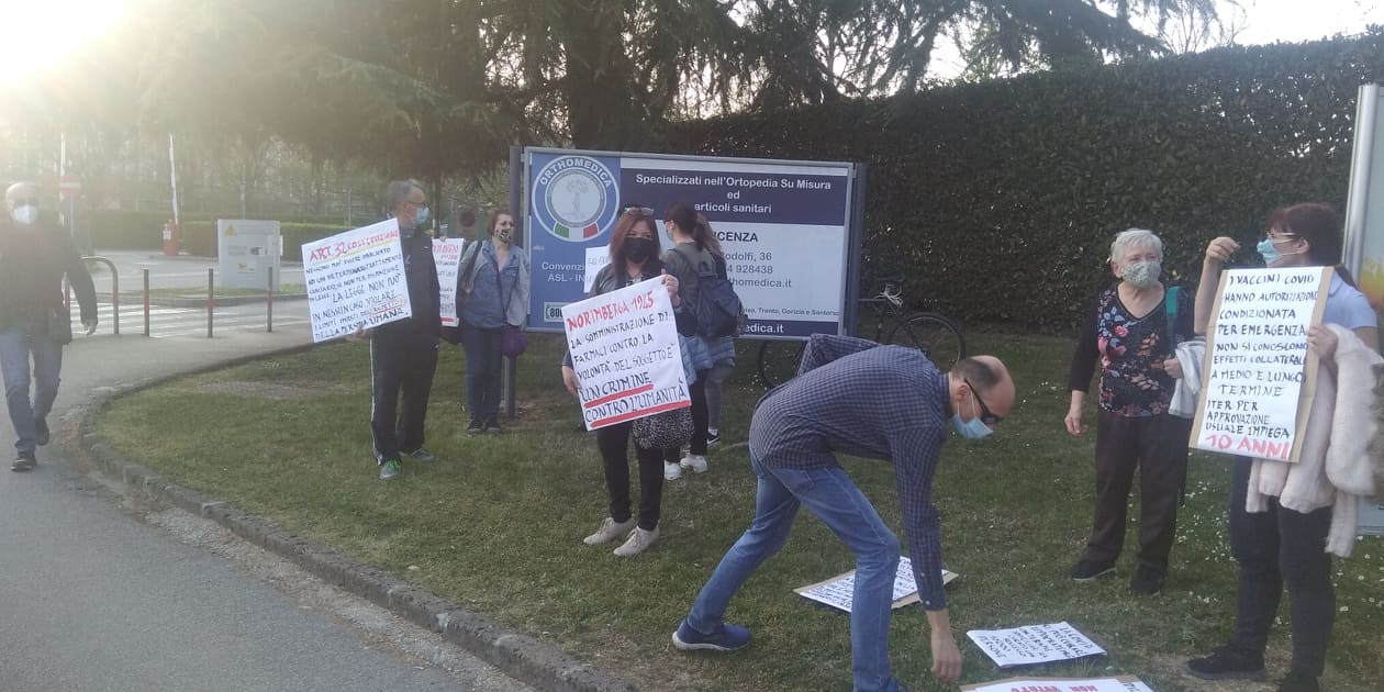 sit in contro vaccinazione obbligatoria sanitari San Bortolo