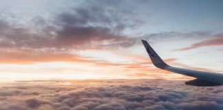 Voli cancellati in Epifania e non solo per covid, ItaliaRimborso: fino a 600 euro di indennizzo Voli cancellati e aereo in volo (pexels c. cagnin)