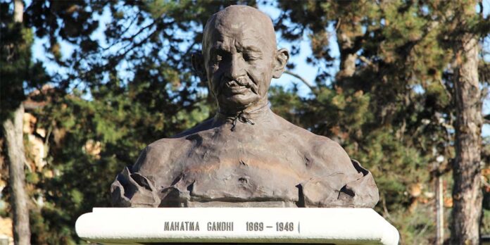 Busto-Gandhi-696x348-1