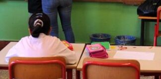 Divieto cellulari a scuola, psicoterapeuta Lavenia: “Giusto ma è sconfitta per noi genitori”