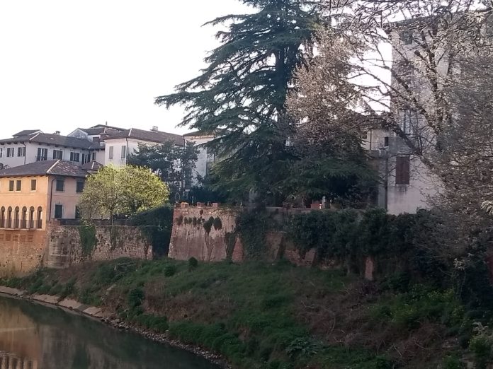 Il Giardino di Palazzo Serbelloni dà sull'ansa del fiume Retrone