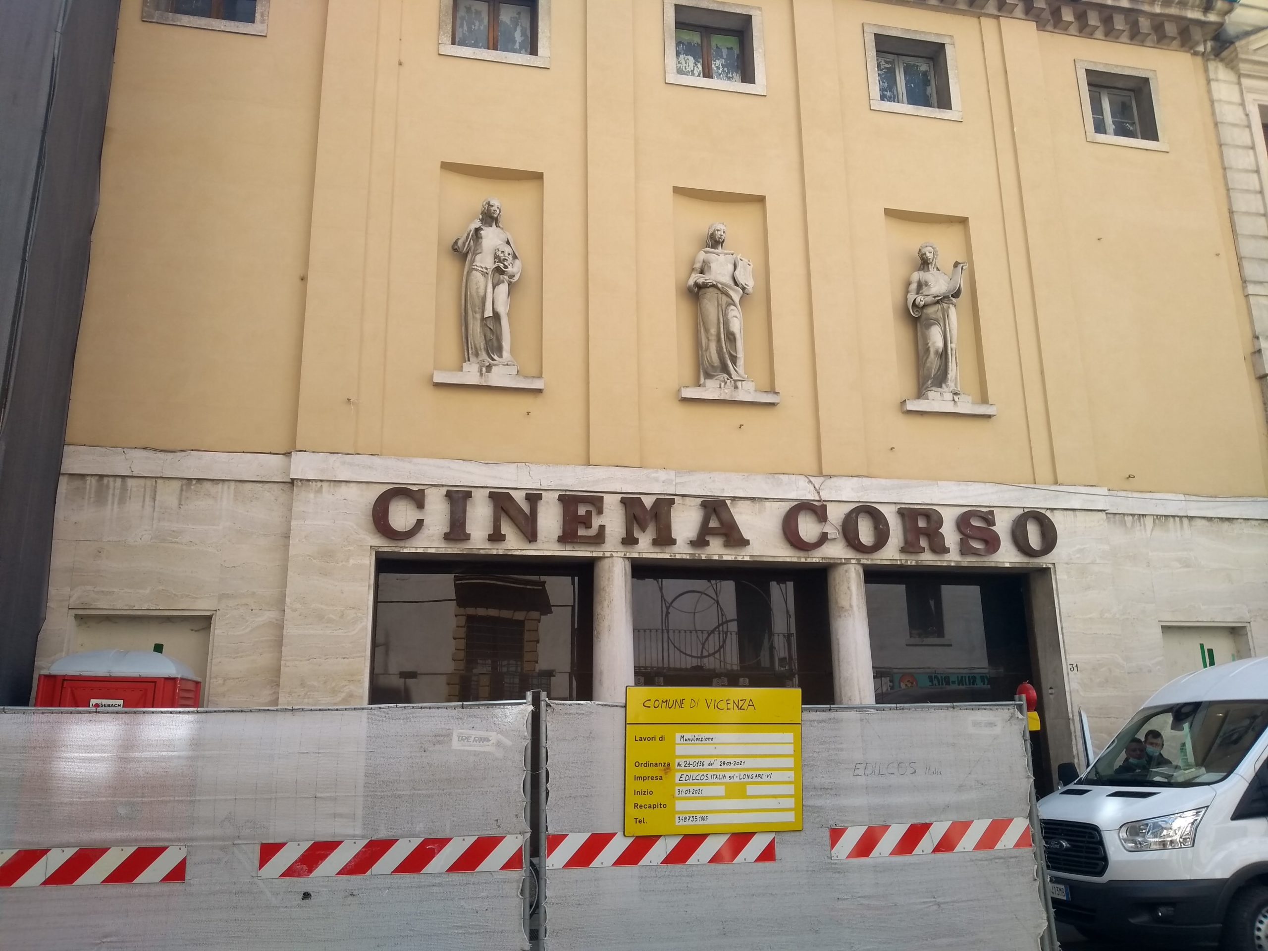 La facciata del Cinema Corso su Corso Fogazzaro