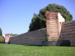 Le mura scaligere in viale Mazzini