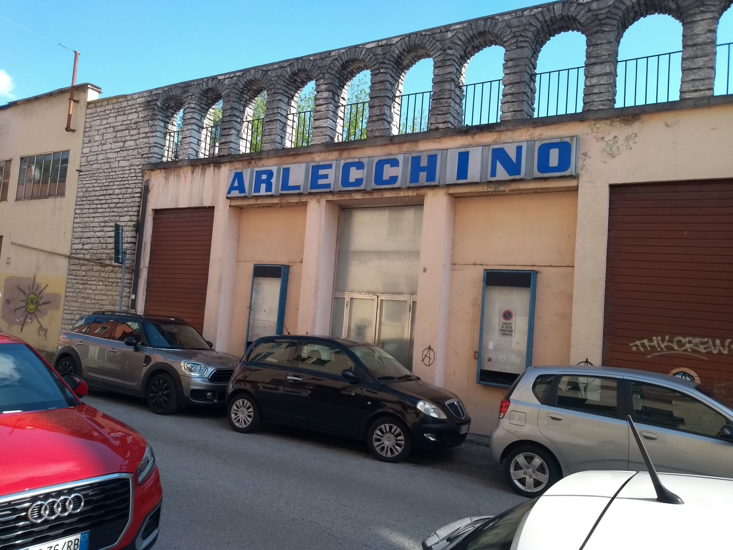 L'ingresso del Cinema Arlecchino e, sul tetto, lo spazio per il cinema all'aperto