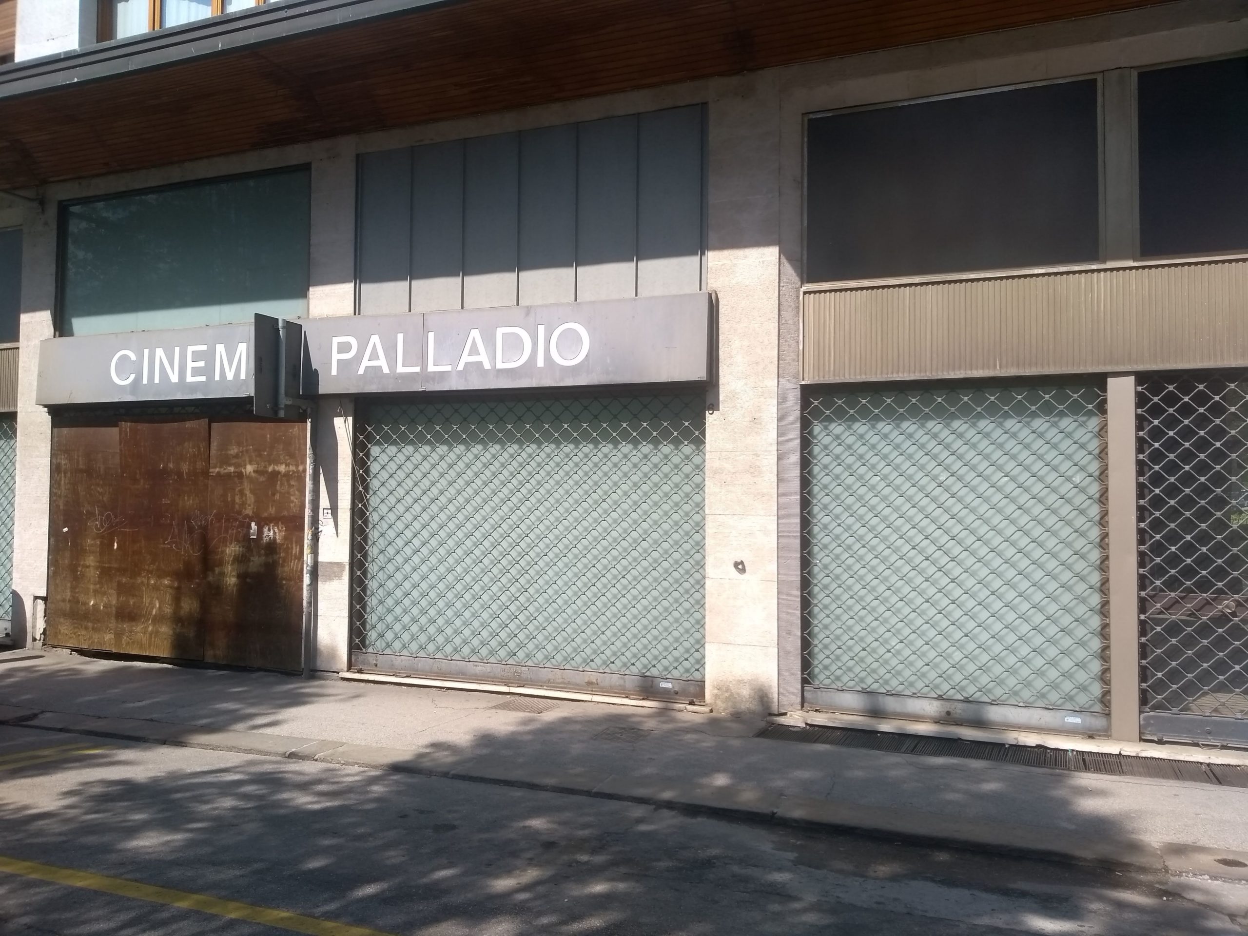 Porta e vetrine del Cinema Palladio sbarrate e tamponate