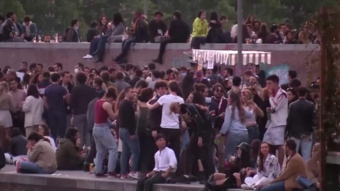 banchetti abusivi alcol assembramenti Roma Milano banchetti abusivi alcol assembramenti Roma Milano