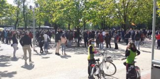 Covid, Campo Marzo: bandiere del Veneto e qualche mascherina abbassata per manifestazione Sara Cunial e R2020 manifestazione campo marzo