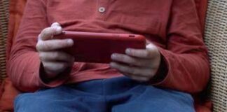 Bambini troppo digitali, l’allarme dei pediatri: quali sono i rischi per corpo e mente