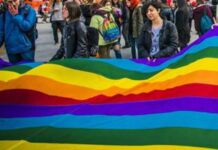 Coppia gay aggredita a Milano, pugni e insulti: “Siete contro natura”