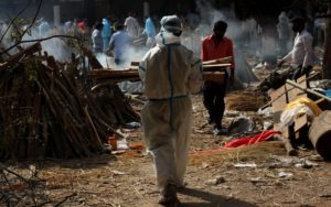  India: cremazioni a cielo aperto vista la situazione drammatica dell'epidemia di Covid