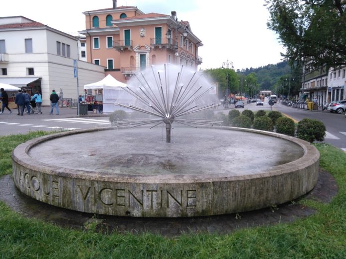 Fontana viale Roma fronte giardino Salvi quando è in funzione