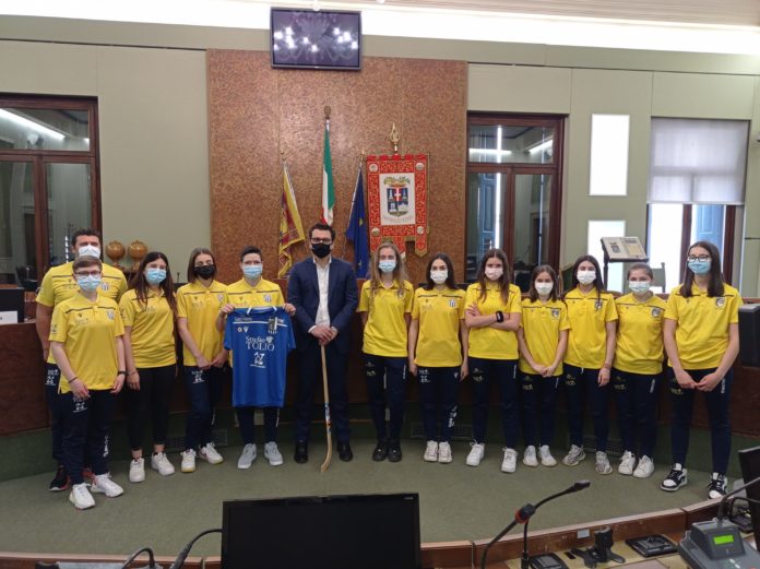 Hockey Club Valdagno femminile premiato da Francesco Rucco, presidente della provincia di Vicenza, per la conquista della Coppa Italia