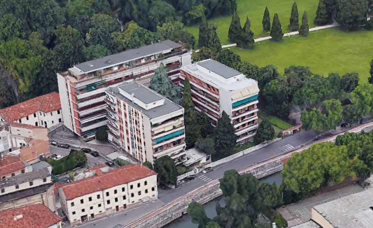 I condomini di contrà Chioare e a destra Parco Querini (da Google Earth)