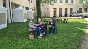 Ida Maria in giardino con figlio e nuora all'Ipab di Vicenza