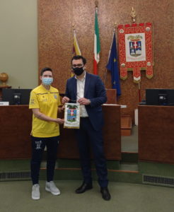 Il presidente Rucco premia la capitana dell'Hockey Club Valdagno