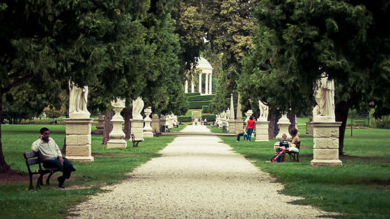 Il viale centrale di Parco Querini. Sullo sfondo il tempietto neoclassico