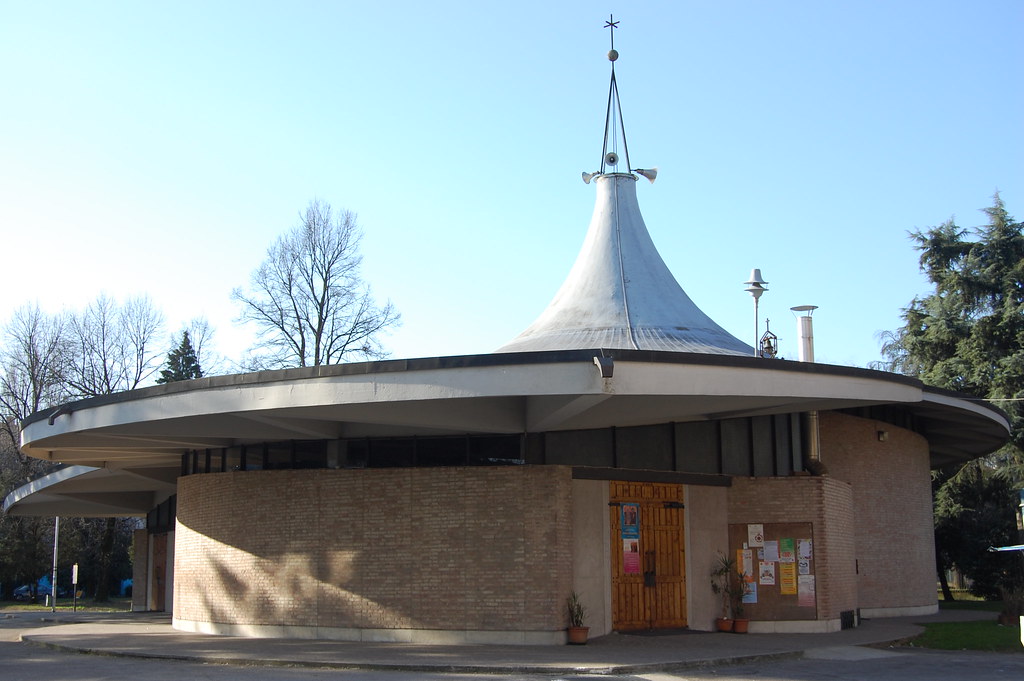 La chiesa di San Carlo nel quartiere del Villaggio del Sole. Richiama la forma di una tenda