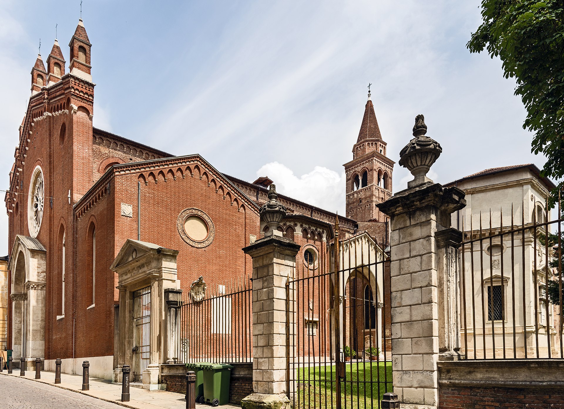 La chiesa di santa Corona fra corso Palladio e la omonima contrada