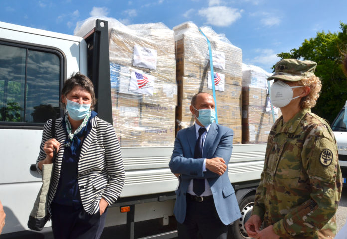 La clinica medica US Army consegna al San Bortolo di Vicenza dispositivi di protezione (Crediti fotografici: Laura Kreider / US Army Italy)