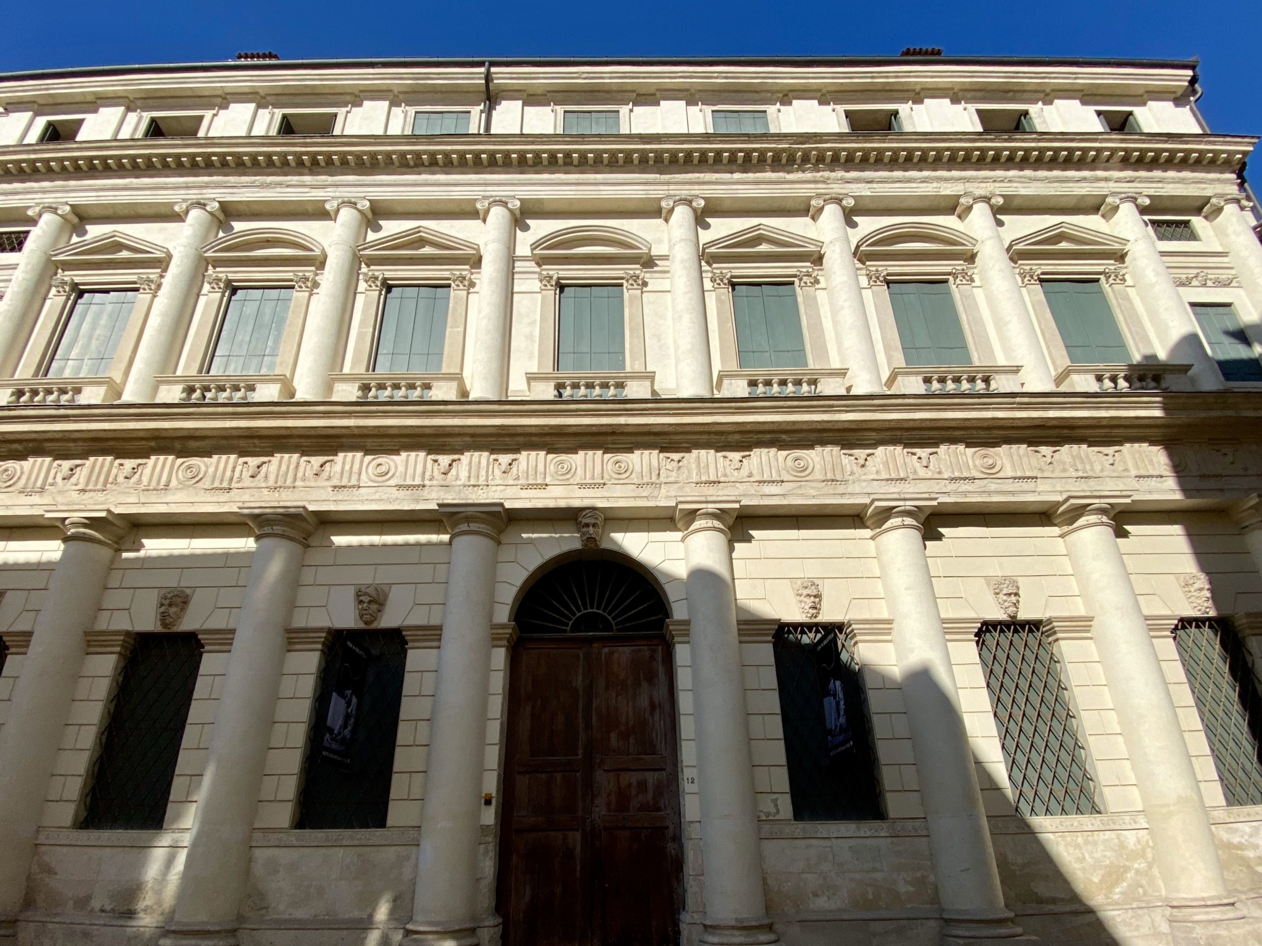 La facciata di Palazzo Cordellina in contrada Riale