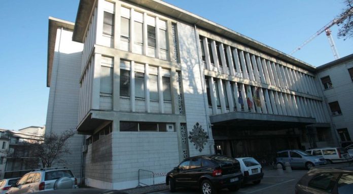 La facciata su contrà santa Corona del Palazzo di Giustizia