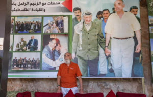 Munib al Masri davanti a una foto con Arafat (Photo di AFP)