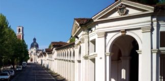 Senza tetto a Vicenza, polizia sgombera portici e controlla edifici abbandonati Portici di Monte Berico senza tetto