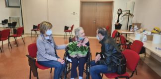 Ipab di Vicenza, aperte le visite ai familiari con le nuove modalità: la foto del riabbraccio di Ida Maria di 107 anni con figlio e nuora Prima visita ad un'anziana all'Ipab Vicenza dopo riapertura incontri