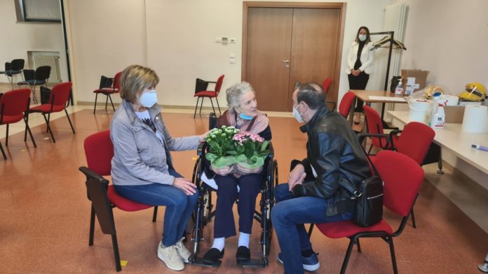 Prima visita ad un'anziana all'Ipab Vicenza dopo riapertura incontri