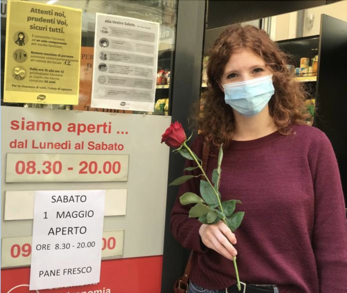 Da Fornaci Rosse una rosa rossa a una commessa al lavoro il 1° maggio Da Fornaci Rosse una rosa rossa a una commessa al lavoro il 1° maggio