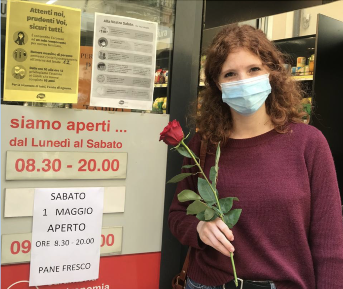 Da Fornaci Rosse una rosa rossa a una commessa al lavoro il 1° maggio