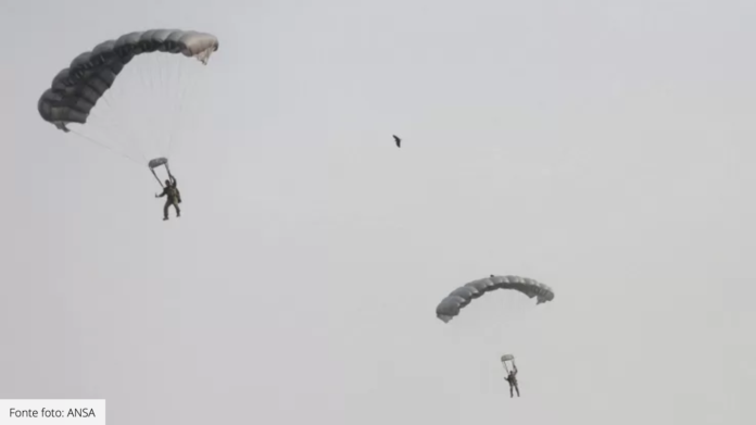 Paracadutisti in volo (foto Ansa)