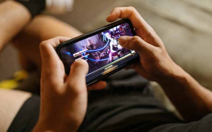 Serie tv, social e giochi online