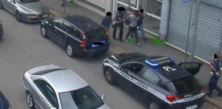 Via Genova, gli agenti della Polizia Locale di Vicenza inseguono e bloccano uno spacciatore tra gli applausi dei cittadini