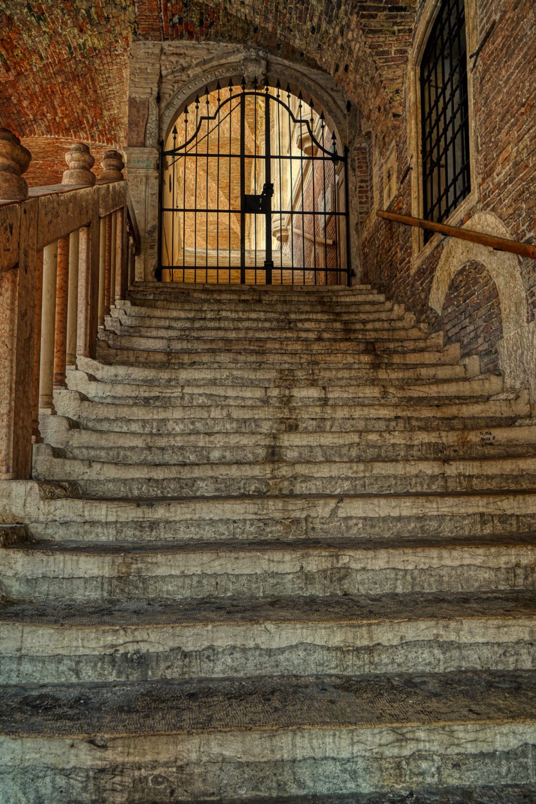 Al tempo della pestilenza a Vicenza fra il 1500 e il 1600 circa, si andava su per questa scala e a destra c'era una buca delle lettere per le “denonzie secrete in materia di sanità