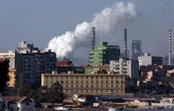 Ex Ilva, tribunale ordina stop attività area a caldo: “Rischi per salute cittadini”