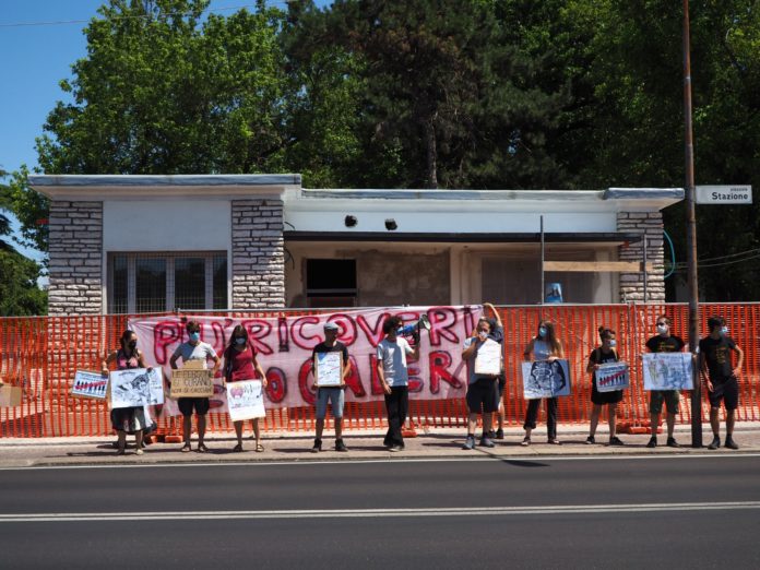 Flash Mob di Welcome Refugees e Bocciodromo davanti a futura sede Polizia locale di ca